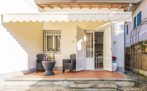 Casa Liliana Ac, Wifi, Forte Dei Marmi: Tür, Zuhause, Blumentopf, Möbel, Veranda, Markise, Zimmerpflanze, Stuhl, Outdoor Struktur, Gartenmöbel