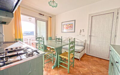 Bilo 5 Alloro Golfo Orosei: Flooring, Küche, Fussboden, Interior Design, Möbel, Major Appliance, Wohnung, Countertop, Zimmer, Küchengerät