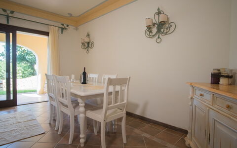 Porto Cervo Apartments Wifi And Ac: Möbel, Interior Design, Flooring, Holz, Fussboden, Tabelle, Küche & Esszimmer Tisch, Esszimmer, Zimmer, Stuhl