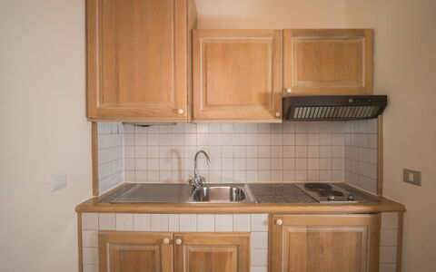 Porto Cervo Apartments Wifi And Ac: Küche, Countertop, Küchengerät, Holz, Major Appliance, Cabinetry, Spüle, Sinken, Flooring, Armatur