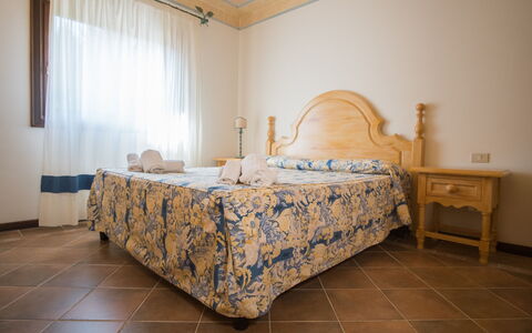 Porto Cervo Apartments Wifi And Ac: Möbel, Schlafzimmer, Fussboden, Flooring, Interior Design, Bettdecke, Bett, Bedding, Zimmer, Bettrahmen