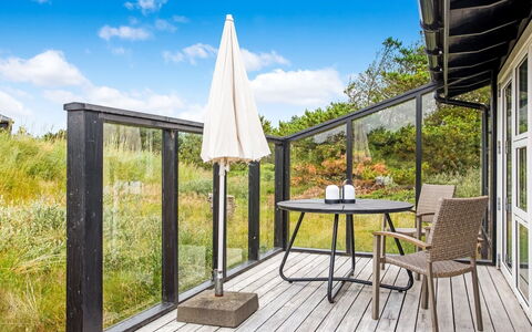 Cate - 900M from the Sea: Holz, Möbel, Flooring, Holzboden, Fussboden, Hartholz, Deck, Veranda, Stuhl, Balkon