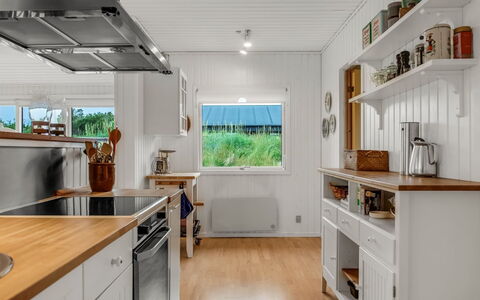 Cate - 900M from the Sea: Küche, Küchengerät, Flooring, Holz, Interior Design, Countertop, Decke, Major Appliance, Fussboden, Haushaltsgerät
