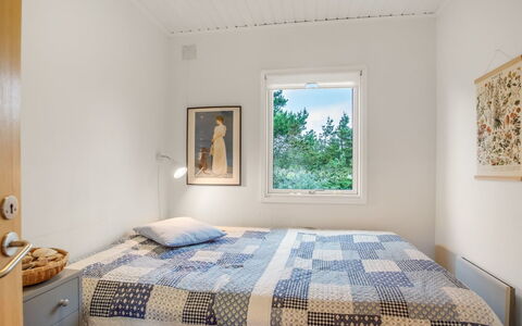 Cate - 900M from the Sea: Wand, Schlafzimmer, Holz, Interior Design, Bett, Decke, Fussboden, Flooring, Bettdecke, Bedding
