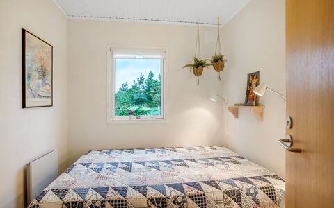 Cate - 900M from the Sea: Wand, Interior Design, Schlafzimmer, Holz, Flooring, Fussboden, Bett, Decke, Bettdecke, Zimmer