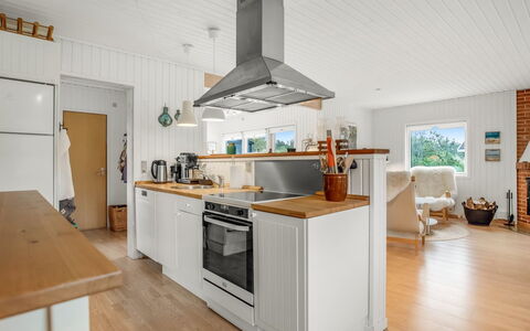 Cate - 900M from the Sea: Küche, Flooring, Countertop, Holz, Küchengerät, Möbel, Interior Design, Cabinetry, Fussboden, Major Appliance