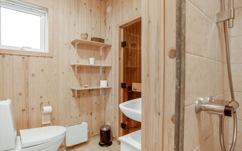 Cate - 900M from the Sea: Flooring, Fussboden, Holz, Armatur, Interior Design, Decke, Badezimmer, Zimmer, Toilette, Installation