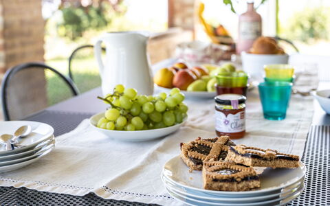 Poggio Padule: Essen, Geschirr, Servierware, Tabelle, Drinkware, Dishware, Möbel, Zutat, Obst, Teller