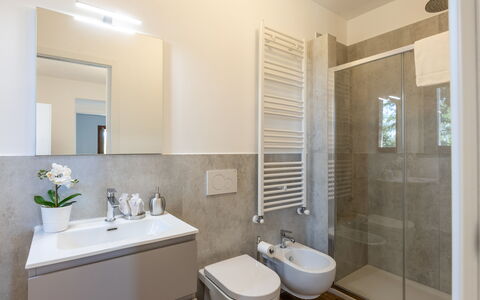Poggio Padule: Flooring, Fussboden, Interior Design, Badezimmer, Armatur, Sinken, Decke, Zapfhahn, Installation, Zimmer