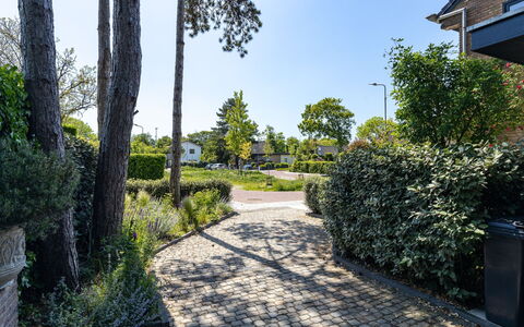 Residence Domburgse Duinen: Strauch, Garten, Ground, Walkway, Auffahrt, Landscaping, Flagstone, Gehölz, Schatten