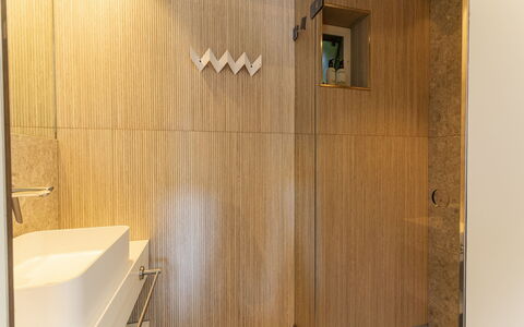 Residence Domburgse Duinen: Flooring, Wand, Holz, Fussboden, Interior Design, Armatur, Badezimmer, Installation, Braun, Beleuchtung