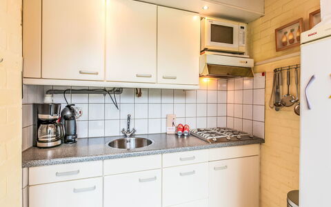 Buitenplaats Schouwen Nr 86: Countertop, Küche, Sinken, Küchengerät, Interior Design, Armatur, Major Appliance, Flooring, Zapfhahn, Fussboden