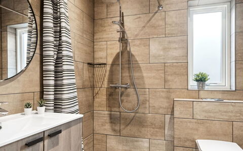 Danske - 6.8Km from the Sea: Flooring, Fussboden, Wand, Armatur, Interior Design, Badezimmer, Toilette, Fliese, Toilleten Sitz, Installation