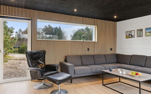 Danske - 6.8Km from the Sea: Interior Design, Wand, Flooring, Holz, Decke, Fussboden, Möbel, Couch, Wohnzimmer, Beleuchtung