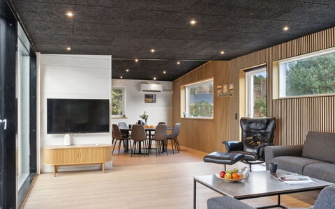 Danske - 6.8Km from the Sea: Interior Design, Wand, Flooring, Decke, Holz, Light Fixture, Möbel, Fussboden, Wohnzimmer, Beleuchtung