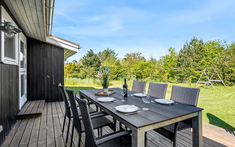 Rik - 2Km from the Sea: Haus, Zuhause, Tür, Dach, Hütte, Estate, Garten, Schatten, Abstellgleis, Garten