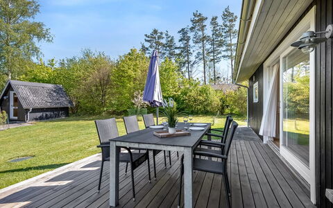 Rik - 2Km from the Sea: Haus, Zuhause, Tür, Dach, Hütte, Estate, Garten, Schatten, Abstellgleis, Garten