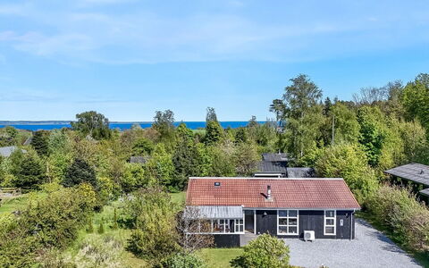 Rik - 2Km from the Sea: Haus, Zuhause, Tür, Dach, Hütte, Estate, Garten, Schatten, Abstellgleis, Garten