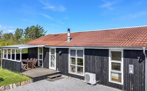Rik - 2Km from the Sea: Haus, Zuhause, Tür, Dach, Hütte, Estate, Garten, Schatten, Abstellgleis, Garten