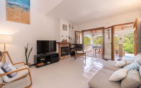 De Vacances: Möbel, Interior Design, Flooring, Fussboden, Couch, Holz, Decke, Zimmer, Wohnzimmer, Tabelle