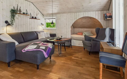Lenya - 33Km from the Sea: Möbel, Interior Design, Couch, Flooring, Holz, Fussboden, Decke, Wohnzimmer, Zimmer, Beleuchtung