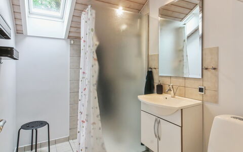 Lenya - 33Km from the Sea: Badezimmer, Armatur, Flooring, Fussboden, Wand, Interior Design, Bad Sink, Sinken, Decke, Zapfhahn