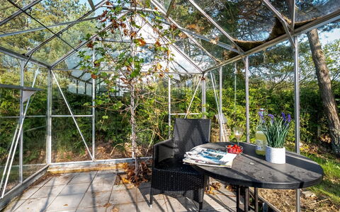 Ingert - 1Km from the Sea: Flooring, Wand, Fussboden, Interior Design, Holz, Decke, Holzboden, Beleuchtung, Möbel, Laminatboden
