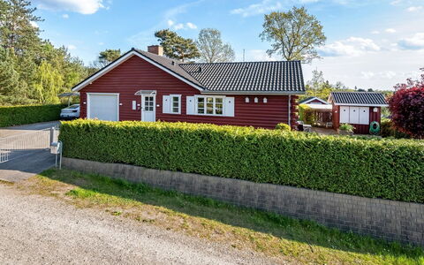 Ingert - 1Km from the Sea: Flooring, Wand, Fussboden, Interior Design, Holz, Decke, Holzboden, Beleuchtung, Möbel, Laminatboden