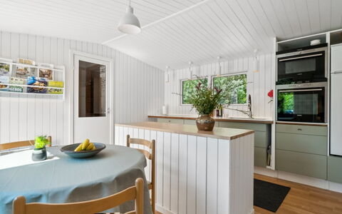 Sylvie - 400M from the Sea: Flooring, Holz, Interior Design, Decke, Fussboden, Küche, Countertop, Möbel, Küchengerät, Holzboden