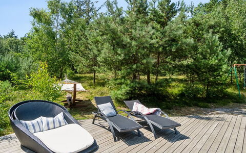 Sylvie - 400M from the Sea: Möbel, Gartenmöbel, Stuhl, Sonnenliege, Garten, Schatten, Tisch Im Freien, Eco Hotel, Terrasse, Hartholz
