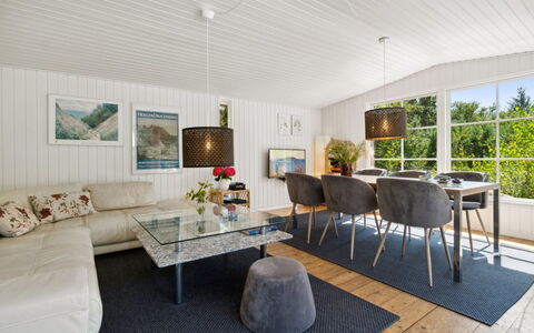 Sylvie - 400M from the Sea: Möbel, Interior Design, Holz, Decke, Couch, Flooring, Wohnzimmer, Zuhause, Tabelle, Zimmer