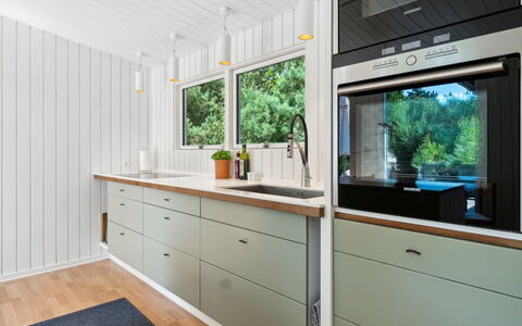 Sylvie - 400M from the Sea: Flooring, Interior Design, Holz, Küche, Countertop, Küchengerät, Fussboden, Cabinetry, Decke, Major Appliance