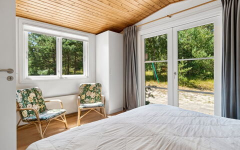 Sylvie - 400M from the Sea: Interior Design, Holz, Möbel, Flooring, Fussboden, Schlafzimmer, Decke, Bett, Zuhause, Beleuchtung