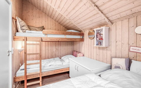 Kuisma - 1.1Km to the Fjord: Holz, Schlafzimmer, Zuhause, Bett, Haus, Möbel, Bedding, Hütte, Bettdecke, Tür