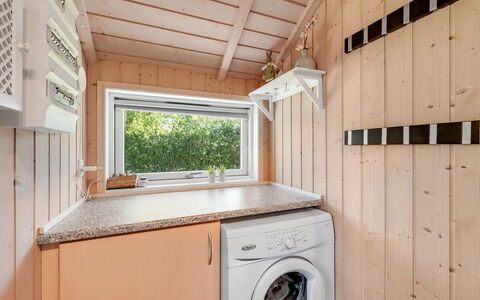 Kuisma - 1.1Km to the Fjord: Holz, Decke, Holzbeize, Major Appliance, Planke, Hartholz, Design, Sperrholz, Küche, Waschmaschine