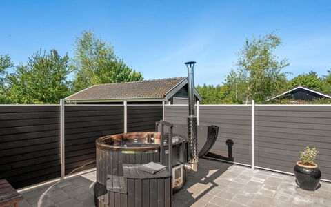 Kuisma - 1.1Km to the Fjord: Verbundwerkstoff, Gartenmöbel, Deck, Schatten, Outdoor Struktur, Garten, Hinterhof, Design, Terrasse, Gartenbauten