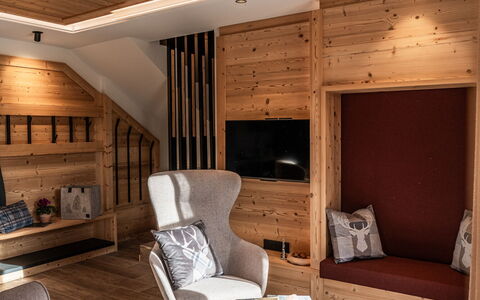 Baita Granda: Möbel, Interior Design, Flooring, Holz, Fussboden, Decke, Wohnzimmer, Beleuchtung, Zuhause, Zimmer