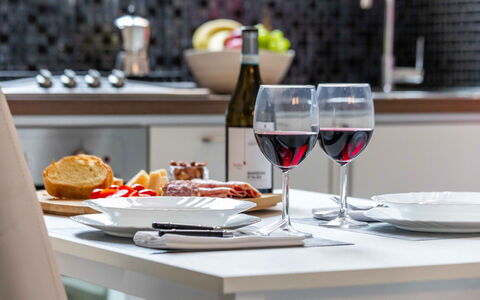 Duomo In 8 Stop: Essen, Geschirr, Servierware, Drinkware, Dishware, Tabelle, Zutat, Obst, Weinglas, Teller
