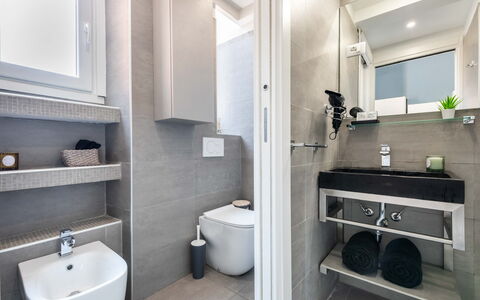 Duomo In 8 Stop: Badezimmer, Armatur, Flooring, Sinken, Interior Design, Fussboden, Toilette, Zapfhahn, Toilleten Sitz, Bad Sink