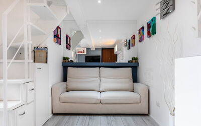 Duomo In 8 Stop: Möbel, Interior Design, Couch, Flooring, Fussboden, Wand, Holz, Zimmer, Wohnzimmer, Wohnung