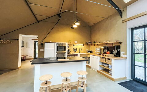 Glamping in der Orangerie: Decke, Flooring, Interior Design, Küche, Möbel, Fussboden, Light Fixture, Küchengerät, Zimmer, Countertop