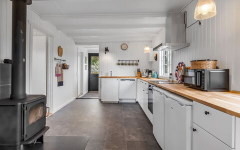 Blomma - 1Km from the Sea: Küche, Küchengerät, Major Appliance, Countertop, Haushaltsgerät, Cabinetry, Decke, Zimmer, Herd, Zapfhahn