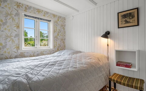 Blomma - 1Km from the Sea: Wand, Holz, Schlafzimmer, Flooring, Fussboden, Interior Design, Bett, Bettdecke, Decke, Bedding
