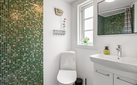 Blomma - 1Km from the Sea: Badezimmer, Wand, Flooring, Armatur, Toilette, Fussboden, Interior Design, Toilleten Sitz, Installation, Fliese