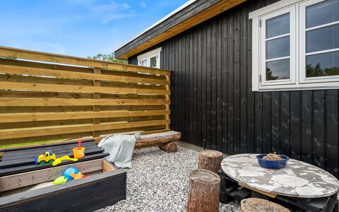 Blomma - 1Km from the Sea: Holz, Planke, Hinterhof, Hartholz, Holzbeize, Deck, Garten, Garten, Abstellgleis, Gartenbauten