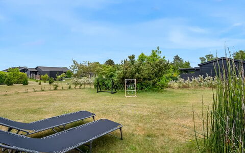 Blomma - 1Km from the Sea: Grundstueck, Rasen, Garten, Schatten, Landscaping, Garten, Hinterhof, Walkway, Gartenmöbel