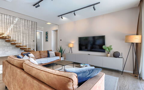 Frani: Interior Design, Flooring, Möbel, Couch, Holz, Decke, Fussboden, Wohnzimmer, Light Fixture, Beleuchtung