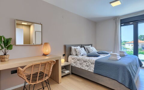 Frani: Bett, Möbel, Interior Design, Schlafzimmer, Flooring, Fussboden, Decke, Bedding, Bettdecke, Zimmer