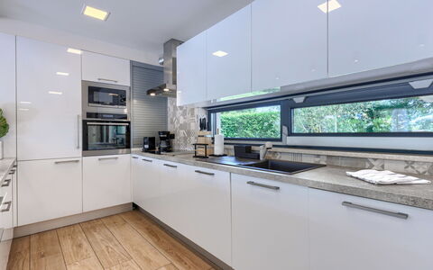 Frani: Küche, Countertop, Küchengerät, Interior Design, Major Appliance, Flooring, Cabinetry, Decke, Light Fixture, Armatur