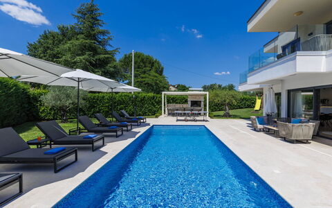 Frani: Blau, Schwimmbad, Resort, Freizeit, Gartenmöbel, Eco Hotel, Landscaping, Schatten, Hotel, Villa